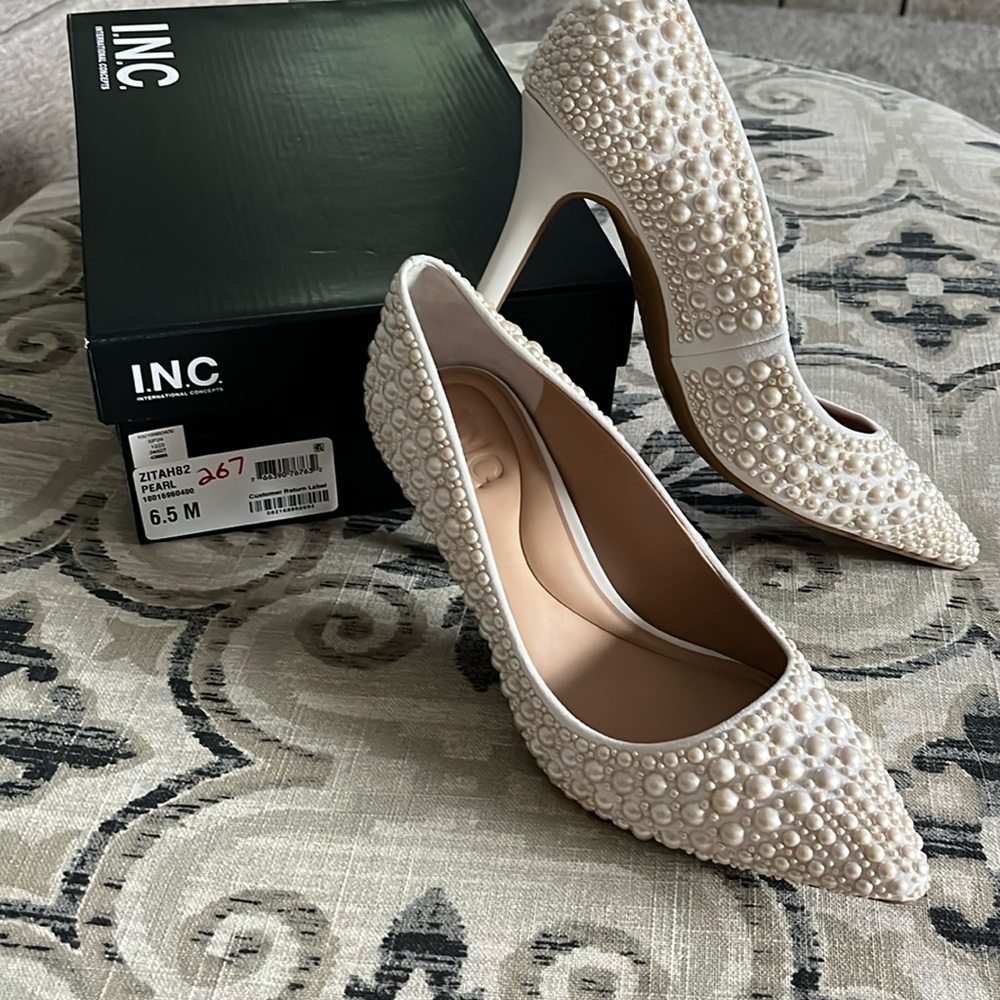 Women’s dress pumps. New size 6.5M  Pearl 3” heel